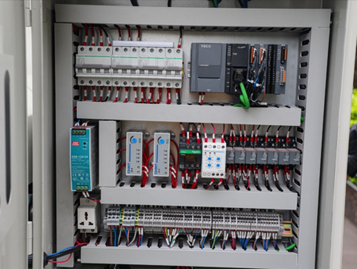 EcoWood CFS-200  Шкаф управления  В шкафу управления установлены электро-компоненты ведущих мировых производителей:вся система собрана из оригинальной продукции Schneider и прошла строгие системные испытания и многоканальные проверки для обеспечен...