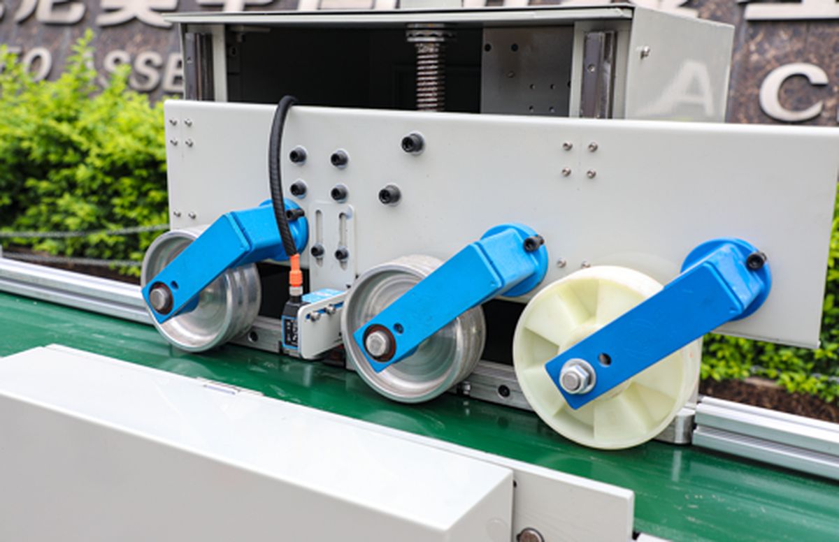 EcoWood CFS-200  Верхняя прижимная траверса  Установлена на станции измерения длины заготовок  Осуществляет верхний прижим подаваемых заготовок и обеспечивает точность измерения их длины На траверсе установлены 3 прижимных ролика – 1 гладкий,2 риф...