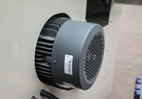 EcoWood CFS-200  Двигатель пилы  Двигатель марки Beide мощностью 5,5 кВт, производства Siemens, который обладает характеристиками высокого уровня защиты и стабильной работы Конструкция пильного суппорта с двойным подшипником NSK обеспечивает плавн...