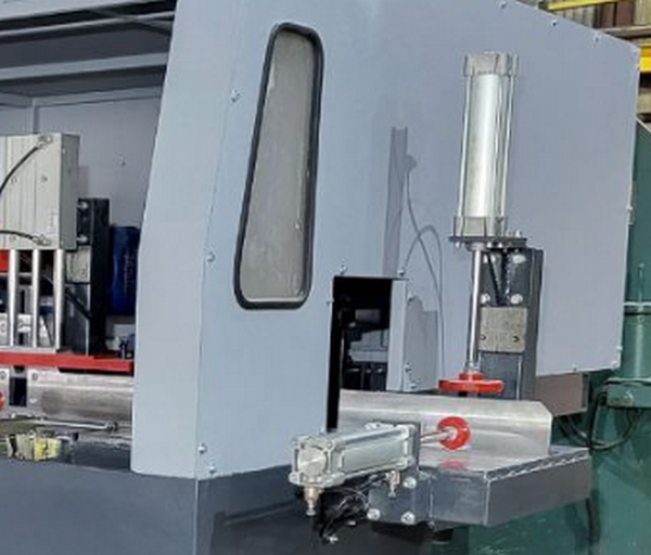 BLOX-400-4  Пневматические прижимы  Мощные прижимы заготовок с помощью пневмо-цилиндров обеспечивают надежное базирование бруса к вертикальному и горизонтальному столам, что обеспечивает высокую точность обработки Работа станка после зажима загото...