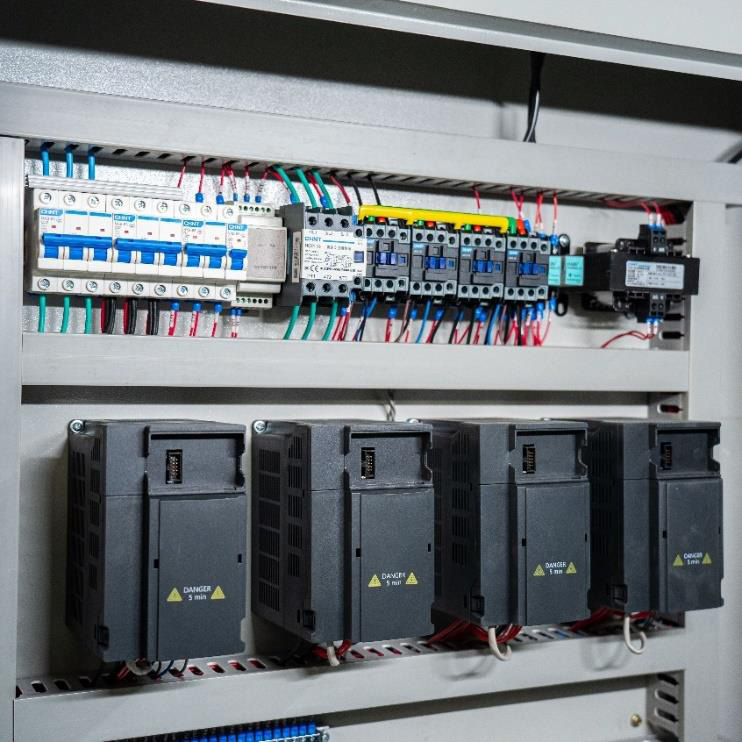EcoWood Lite 1000 V2.0  Электрокомпоненты  Отличаются надежностью и ремонтопригодностью при замене легко найти нужный элемент по каталожному номеру  Электрошкаф аккуратно собран и вынесен в отдельный блок для лучшей защиты от пыли 