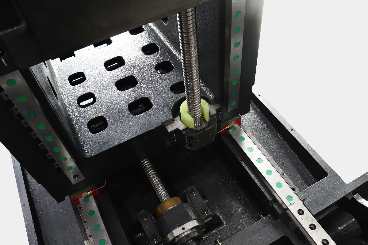 SPITZEN HMT-800  Направляющие перемещений  На станках серии HMT перемещения по осям (X*Y*Z) осуществляются по роликовым направляющим, увеличенной толщины (55/45мм)  В несущих блоках (каретках) четыре рядя роликов размещены под углом 45º, поэтому о...