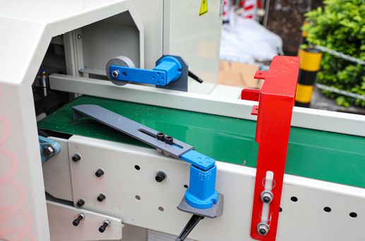 EcoWood CFS-200  Система прижимов перед станком  На входе в станок, перед зоной резания, установлены:рамка с настройкой ограничения по высоте заготовкибоковой настраиваемый прижимной ролик, обеспечивает прижим заготовки к боковой линейкеверхний пр...