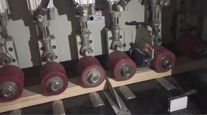 EcoWood CFS-100  Приводные и прижимные ролики  Увеличенное количество на станке приводных нижних рифленых роликов в столе - 6 штук и обрезиненных верхних роликов с пневматическим прижимом - 6 штук  Обеспечивают стабильную подачу и точное позициони...
