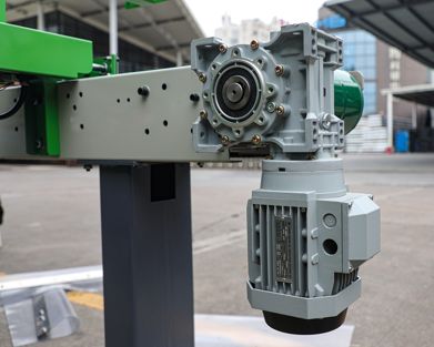 EcoWood CFS-200  Привод транспортеров  Привод подающего и приемного ленточных транспортеров осуществляется с помощью компактных и надежных мотор-редукторов, мощностью 0,75 кВт каждый Применяются оригинальные подшипники NSK 